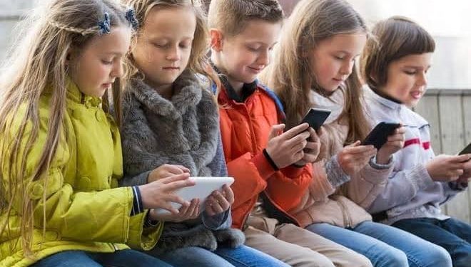 فرنسا تحظر الهواتف الذكية لطلاب المدارس.. هل هي البداية؟