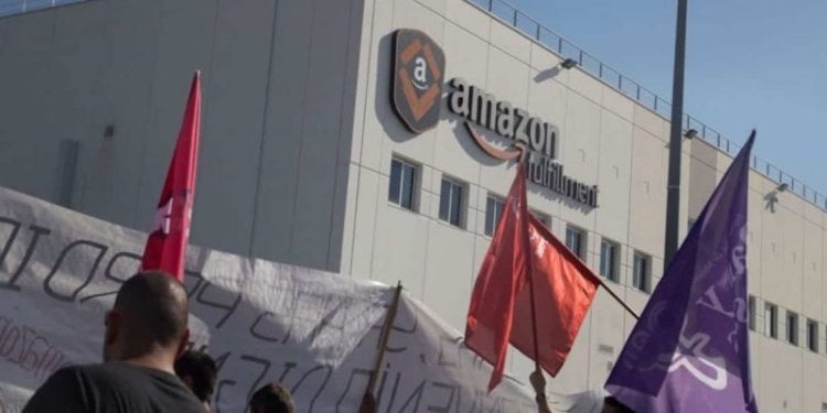 ثورة العمال في أمازون.. تحت شعار "لسنا رجال آليين"