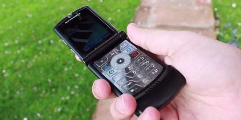 بعد 15 عاما.. لينوفو تعيد هواتف Motorola Razr "المعدلة" إلى الأضواء