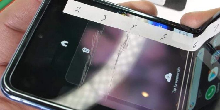 حقيقة صنع شاشة Galaxy Z Flip من الزجاج