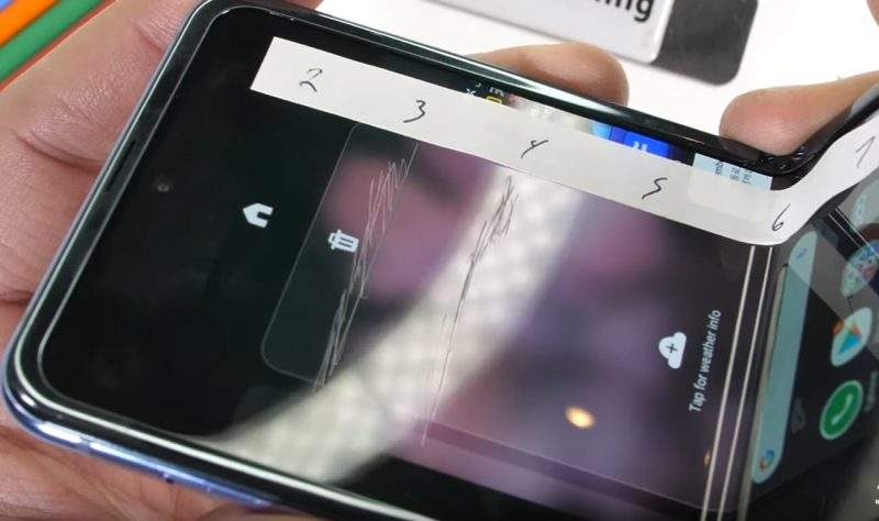 حقيقة صنع شاشة Galaxy Z Flip من الزجاج