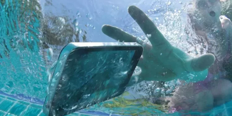 كيف تنقذ الهاتف الغارق بعد وقوعه في الماء؟