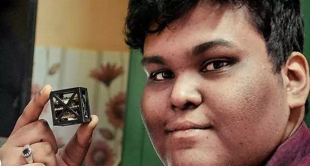 مراهق هندي يبتكر أصغر قمر صناعي في العالم