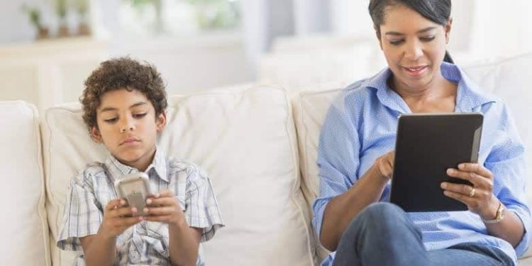 دراسة: الهواتف الذكية تمنعك من التواصل مع أطفالك بشكل سليم