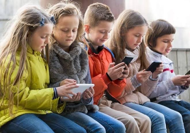 فرنسا تحظر الهواتف الذكية لطلاب المدارس.. هل هي البداية؟