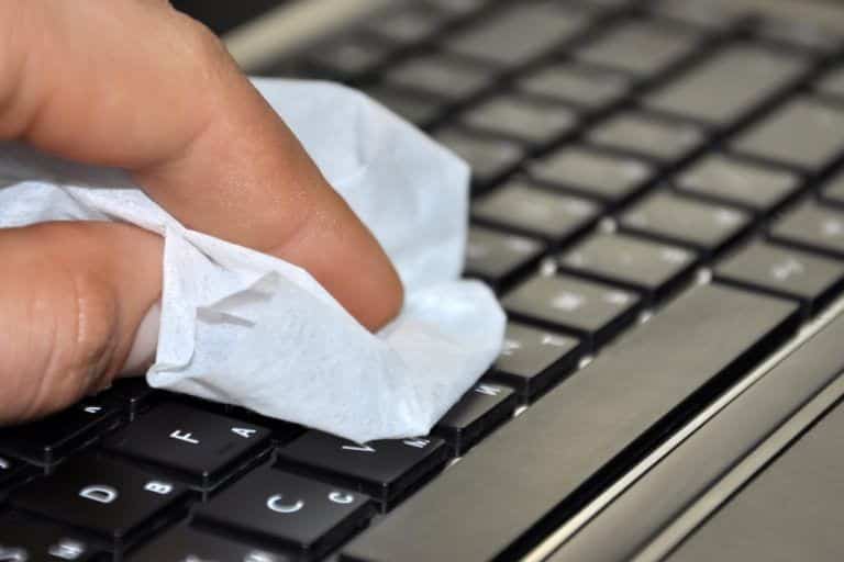 تنظيف شاشة الحاسوب ولوحة المفاتيح بشكل آمن تنظيف شاشة اللابتوب ولوحة المفاتيح بشكل آمن